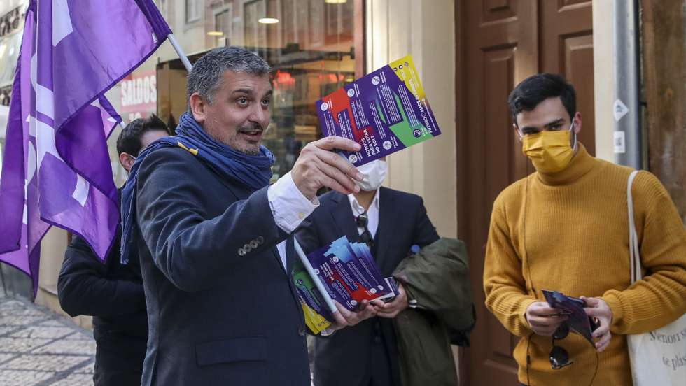 O presidente do Volt, Tiago Matos Gomes (E), acompanhado por elementos do partido, distribui material de campanha durante uma ação de campanha eleitoral para as eleições legislativas 2022, em Coimbra, 19 de janeiro de 2022. Mais de 10 milhões de eleitores residentes em Portugal e no estrangeiro constam dos cadernos eleitorais para a escolha dos 230 deputados à Assembleia da República. PAULO NOVAIS/LUSA