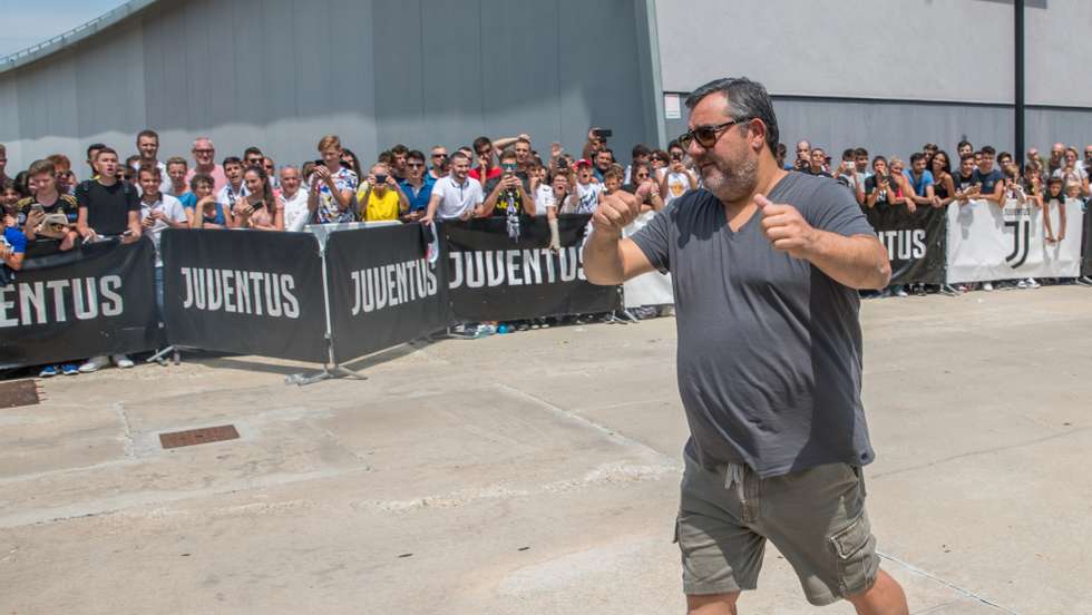 Mino Raiola, aqui à chegada às instalações da Juventus, é um dos agentes mais influentes da atualidade no mundo do futebol