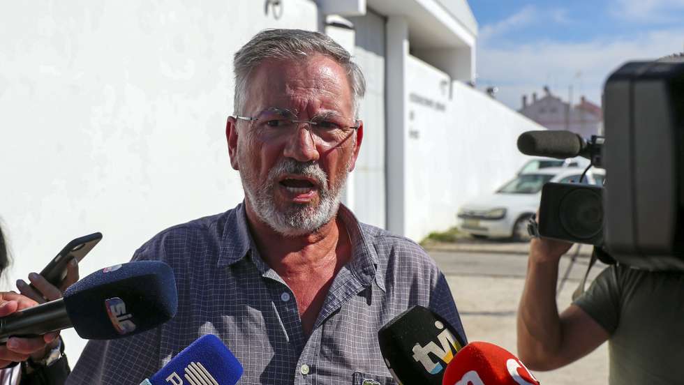 O ex-ministro Armando Vara fala aos jornalistas à saída do Estabelecimento Prisional de Évora, após ser libertado no âmbito da aplicação das medidas excecionais devido à pandemia de covid-19, Évora, 11 de outubro de 2021. Cumpriu neste estabelecimento prisional cerca de metade da pena única de cinco anos de prisão a que foi condenado no âmbito do processo Face Oculta. NUNO VEIGA/LUSA