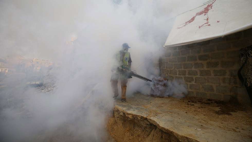 epa09627192 A worker of Al-Khidmat Foundation sprays an area to kill mosquitoes and prevent the outbreak of dengue fever in Karachi, Pakistan, 07 December 2021. Officials in Pakistan are reporting a continued increase in dengue fever cases, with the numbers in the thousands.  EPA/SHAHZAIB AKBER