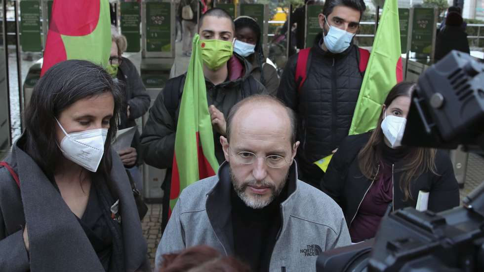 O líder e cabeça de lista do Partido Livre, Rui Tavares (D), fala com os jornalistas durante uma ação de campanha no comboio com partida do Cais do Sodré até Cascais, no âmbito das eleições legislativas de 2022, 26 de janeiro de 2022. A 30 de janeiro mais de 10 milhões de eleitores residentes em Portugal e no estrangeiro constam dos cadernos eleitorais para a escolha dos 230 deputados à Assembleia da República. MANUEL DE ALMEIDA/LUSA