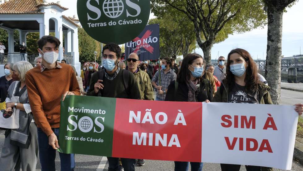 Mais de mil pessoas, incluindo os presidentes de Câmara de cinco municípios, participam hoje em Viana do Castelo num protesto contra a prospeção de lítio na Serra d’Arga, segundo números da organização, Viana do Castelo, 23 de outubro de 2021. A concentração para o protesto começou às 10:00, na Pousada de Juventude de Viana do Castelo, com quatro presidentes de Câmara do PS (Viana do Castelo, Caminha, Vila Nova de Cerveira e Paredes de Coura) e um do CDS-PP (Ponte de Lima) a unirem-se à manifestação contra os projetos de prospeção e pesquisa de lítio previstos para Serra d’Arga. ARMÉNIO BELO/LUSA
