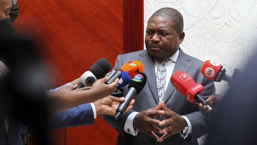 O Presidente de Moçambique, Filipe Nyusi, fala com os jornalistas após um encontro com o presidente executivo da empresa Totalenergies, Patrick Pouyanné (ausente na foto), no edifício da Presidência da República em Maputo, Moçambique, 31 de janeiro de 2022, A Totalenergies pretende retomar este ano o projeto de gás natural em Cabo Delgado, norte de Moçambique, suspenso em março de 2021 após um ataque armado, disse hoje o presidente executivo da empresa. (ACOMPANHA TEXTO 31 DE JANEIRO DE 2022). LUÍSA NHANTUMBO/LUSA