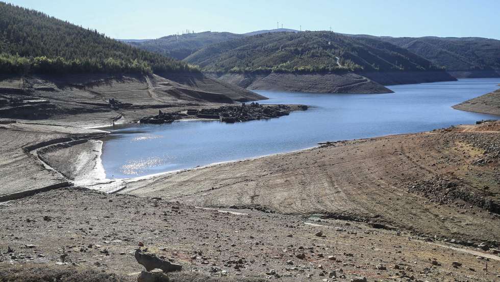 A aldeia do Vilar, na Pampilhosa da Serra, que se encontra submersa desde 1954, quando se fecharam as comportas da Barragem do Cabril, no Zêzere, emergiu, e pode ser visitada na forma de ruínas, com a descida do caudal do rio Zêzere, devido à falta de chuva, em Pampilhosa da Serra, 01 de fevereiro de 2022. (ACOMPANHA TEXTO DA LUSA DO DIA 03 DE FEVEREIRO DE 2022). PAULO NOVAIS/LUSA