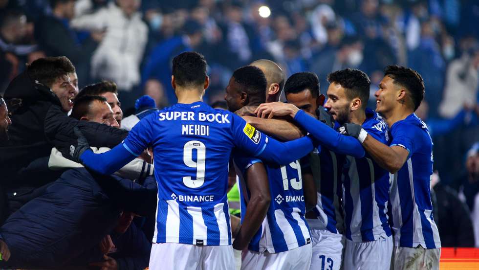 FC Porto decidiu em três minutos o jogo em Arouca, somando a 16.ª vitória seguida no Campeonato antes do clássico com o Sporting