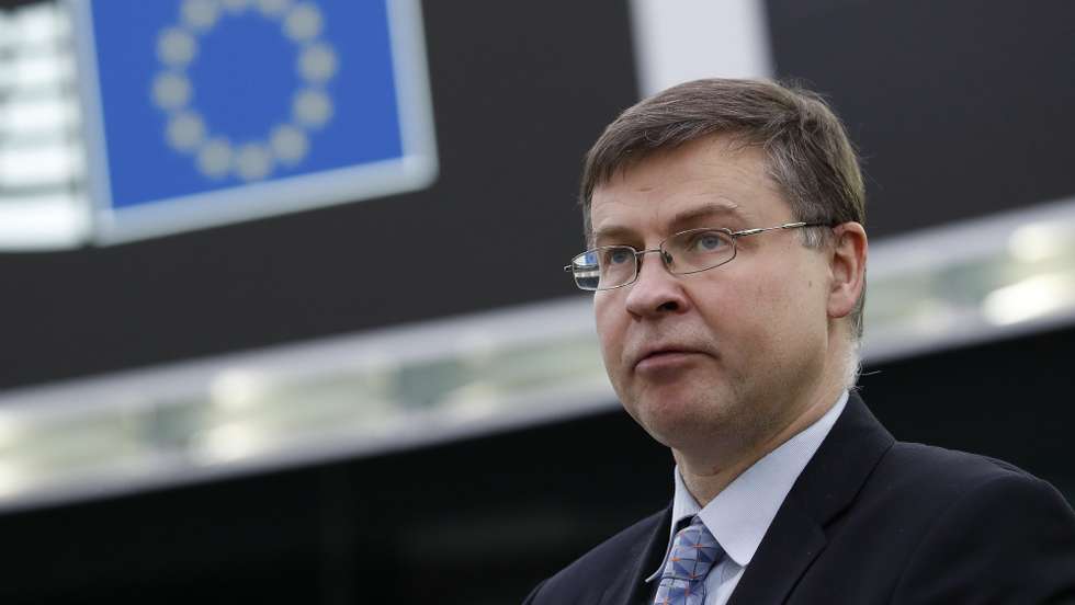 epa09643374 European Commission Executive Vice-President in charge of an Economy that works for People Valdis Dombrovskis delivers a speech on The state of play of the RRF (Recovery and Resilience Facility), during a plenary session at the European Parliament in Strasbourg, France, 15 December 2021.  EPA/JULIEN WARNAND / POOL