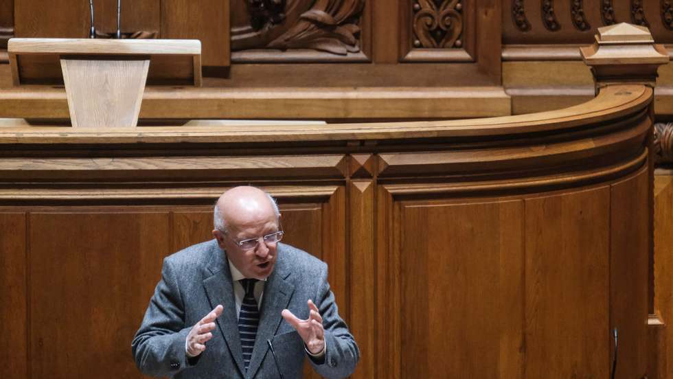 O ministro de Estado e dos Negócios Estrangeiros, Augusto Santos Silva, participa na reunião da Comissão Permanente para discutir a situação na Ucrânia, na Assembleia da República, em Lisboa, 24 de fevereiro de 2022. A Rússia lançou hoje de madrugada uma ofensiva militar em território da Ucrânia, com forças terrestres e bombardeamento de alvos em várias cidades, que as autoridades ucranianas dizem ter provocado dezenas de mortos nas primeiras horas. MÁRIO CRUZ/LUSA