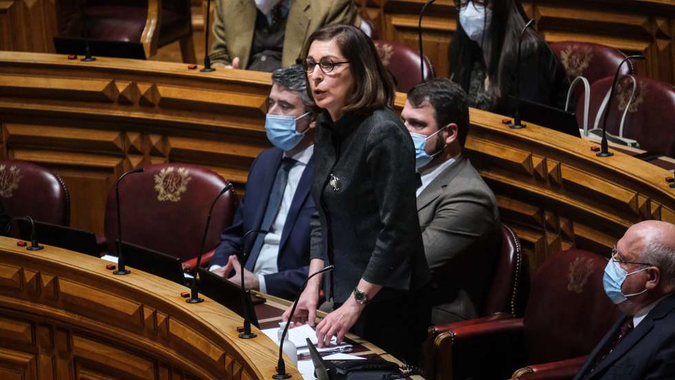A líder parlamentar do Partido Socialista (PS), Ana Catarina Mendes, participa na reunião da Comissão Permanente para discutir a situação na Ucrânia, na Assembleia da República, em Lisboa, 24 de fevereiro de 2022. A Rússia lançou hoje de madrugada uma ofensiva militar em território da Ucrânia, com forças terrestres e bombardeamento de alvos em várias cidades, que as autoridades ucranianas dizem ter provocado dezenas de mortos nas primeiras horas. MÁRIO CRUZ/LUSA