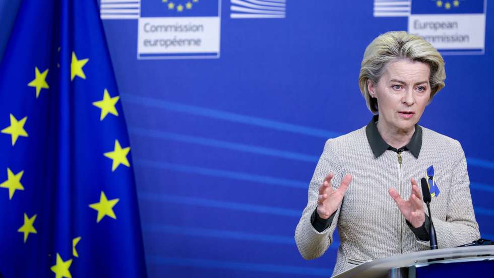 epa09807070 President of the European Commission Ursula von der Leyen delivers a statement next to Italy's Prime Minister prior to a meeting at the Berlaymont Building, headquarters of the European Commission, in Brussels, Belgium, 07 March 2022. Both leaders discussed the new sanction enforcement package EU is working on against Russia.  EPA/KENZO TRIBOUILLARD / POOL