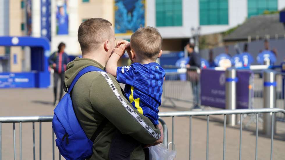 Vários adeptos do Chelsea foram passando por Stamford Bridge esta quinta-feira depois de ser conhecida decisão contra Roman Abramovich