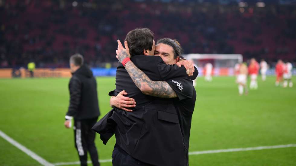 Rui Costa desceu ao relvado no final do encontro e deu um caloroso abraço a Darwin Núñez, autor do golo da vitória em Amesterdão
