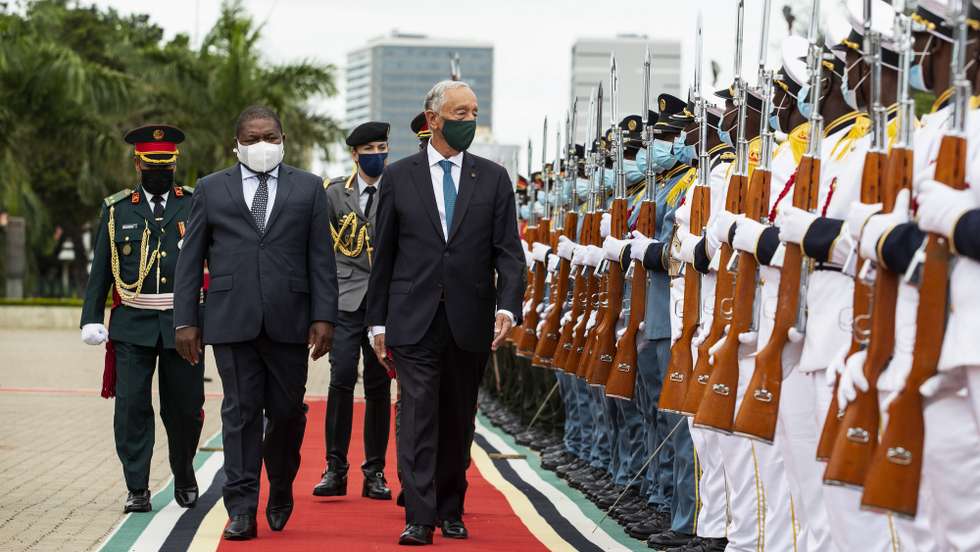O Presidente da República, Marcelo Rebelo de Sousa (D), acompanhado pelo Presidente de Moçambique, Filipe Nyusi (2-E), passa revista às tropas em parada durante a cerimónia de boas-vindas, na Presidência da República, em Maputo, em Moçambique, 17 de março de 2022. O Presidente da República Portuguesa inicia hoje sua terceira visita oficial a Moçambique, país a que chama a sua "segunda pátria" e com o qual tem uma história de mais de meio século. JOSÉ COELHO/LUSA