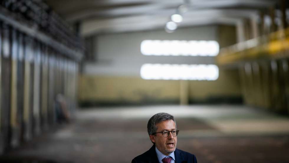 O presidente da câmara de Lisboa, Carlos Moedas, usa da palavra durante a cerimónia de assinatura do acordo de consórcio para o desenvolvimento do projeto do Hub do Mar, que irá nascer na Doca de Pedrouços, em Lisboa, 11 de março de 2022. JOSÉ SENA GOULÃO/LUSA