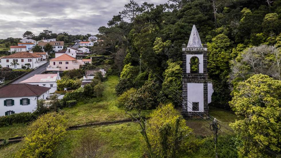Na freguesia de Santo Amaro, na ilha açoriana de São Jorge, uma das mais afetadas pela crise sísmica, a população está apreensiva e preparada para sair de casa, devido ao cenário que lembra catástrofes do passado, concelho de Velas, Ilha de São Jorge, Açores, 23 de março de 2022. No centro da freguesia com 790 habitantes e 21,23 quilómetros quadrados, localizada no concelho das Velas, as pessoas procuram fazer a rotina habitual, mas o ambiente é de apreensão devido à crise sísmica que está a assolar a ilha, onde desde terça-feira e até à manhã de hoje já se tinham sentido 20 sismos. ANTÓNIO ARAÚJO/LUSA