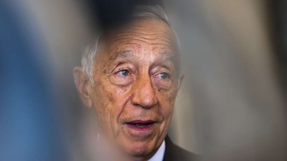 O Presidente da República, Marcelo Rebelo de Sousa, fala aos jornalistas à chegada para a sessão de abertura do colóquio “Primaveras Estudantis: da crise de 1962 ao 25 de Abril”, na Aula Magna da Reitoria da Universidade de Lisboa, 24 de março de 2022. JOSÉ SENA GOULÃO/LUSA