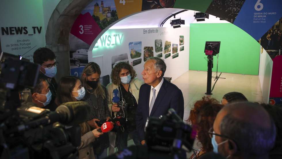 O Presidente da República, Marcelo Rebelo de Sousa, fala à comunicação social durante a visita à exposição "Zeca Mendonça - O Assessor de Todos os Líderes", no News Museum, em Sintra, 8 de abril de 2022.   MANUEL DE ALMEIDA/LUSA