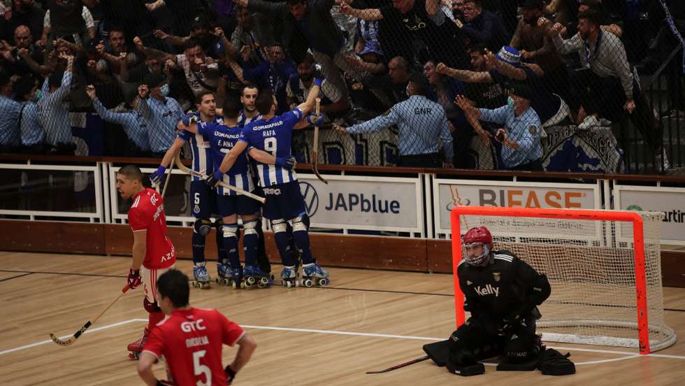 Os jogadores do FC Porto festejam um golo contra o Benfica durante o jogo da final da Taça de Portugal de hóquei em patins, no Pavilhão Multiusos de Paredes, 09 de abril de 2022. ESTELA SILVA/LUSA