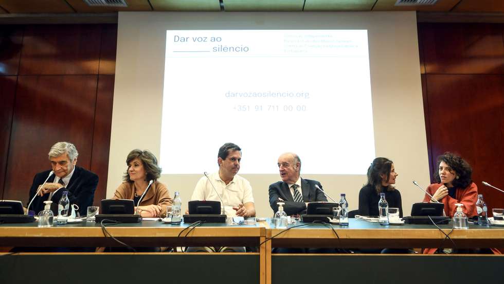 Os membros da Comissão Independente para o Estudo dos Abusos Sexuais contra as Crianças na Igreja Católica, Laborinho Lúcio (E), Ana Nunes de Almeida (2-E), Pedro Strecht (C), Daniel Sampaio (3-D), Filipa Tavares (2-D), e Catarina Vasconcelos (D), durante uma conferência de imprensa para balanço dos primeiros três meses de trabalho na Fundação Calouste Gulbenkian, em Lisboa, 12 de abril de 2022. ANTÓNIO PEDRO SANTOS/LUSA