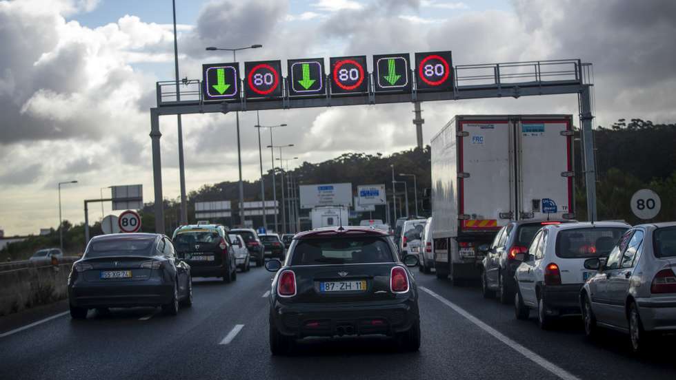 Sinais de trânsito luminosos indicam o limite de velocidade à entrada na Segunda Circular, em Lisboa, 12 de abril de 2022. Em 2021, a Câmara Municipal de Lisboa investiu 2,142 milhões de euros na aquisição de 41 radares de controlo de velocidade de veículos, dos quais 20 instalados em novas localizações e os restantes para substituir antigos, investimento que foi iniciado no anterior mandato municipal, sob a presidência do socialista Fernando Medina. (ACOMPANHA TEXTO DA LUSA DO DIA 15 DE ABRIL DE 2022). JOSÉ SENA GOULÃO/LUSA