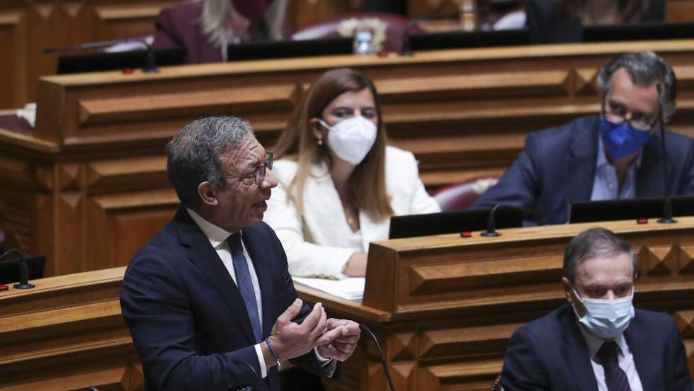 O deputado do Partido Social Democrata (PSD) Duarte Pacheco intervém no debate e votação da proposta de Orçamento do Estado para 2022 (OE2022), na Assembleia da República, em Lisboa, 27 de outubro de 2021. A proposta de Orçamento do Estado para 2022 entregue no parlamento prevê que a economia portuguesa cresça 4,8% em 2021 e 5,5% em 2022. TIAGO PETINGA/LUSA