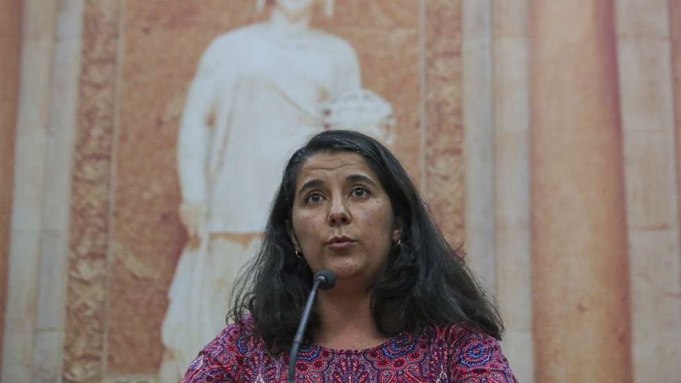 A líder parlamentar do Partido Comunista Português (PCP), Paula Santos, fala aos jornalista para divulgar a posição do partido quanto à sessão solene com o Presidente ucraniano, Volodymyr Zelensky, Assembleia da República, em Lisboa, 20 de abril de 2022. ANTÓNIO COTRIM/LUSA