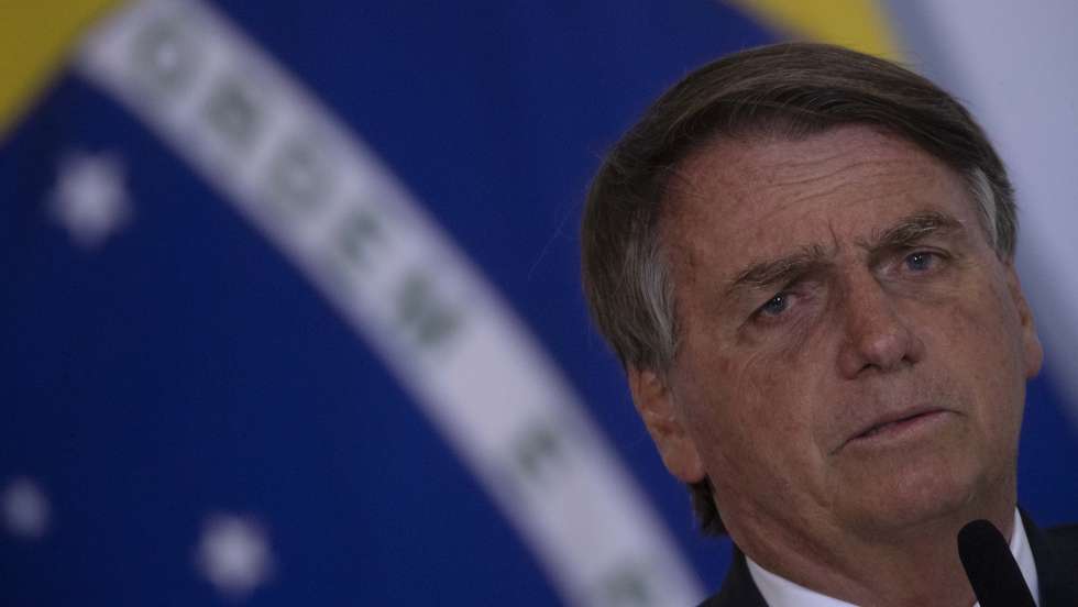 epa09896457 The President of Brazil, Jair Bolsonaro, participates in the hiring ceremony of the first doctors of the Doctors Program for Brazil, at the Planalto Palace, in Brasilia, Brazil, 18 April 2022.  EPA/Joedson Alves