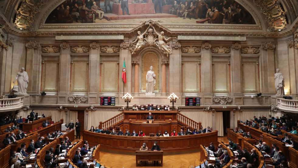 O primeiro-ministro, António Costa (C), apresenta o programa do XXIII Governo Constitucional na Assembleia da República, em Lisboa, 07 de abril de 2022. O Programa do XXIII Governo Constitucional começa hoje a ser debatido no parlamento numa sessão plenária que será aberta pelo primeiro-ministro, António Costa. TIAGO PETINGA/LUSA