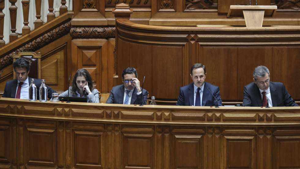 O ministro das Finanças, Fernando Medina (2D), ladeado por João Nuno Mendes (E), secretário de Estado do Tesouro, Sofia Batalha (2E), secretária de Estado do Orçamento, e António Mendonça Mendes (C), secretário de Estado dos Assuntos Fiscais, é ouvido na Comissão de Orçamento e Finanças esta tarde na Assembleia da República em Lisboa, 26 de abril de 2022. MIGUEL A. LOPES/LUSA