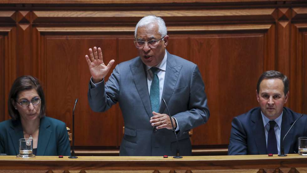 O primeiro-ministro, António Costa (C), ladeado pela ministra dos Adjunta e dos Assuntos Parlamentares, Ana Catarina Mendes (E), e pelo ministro da Finanças, Fernando Medina (D), durante debate sobre Orçamento do Estado de 2022, na Assembleia da República, em Lisboa, 28 de abril de 2022. MANUEL DE ALMEIDA/LUSA