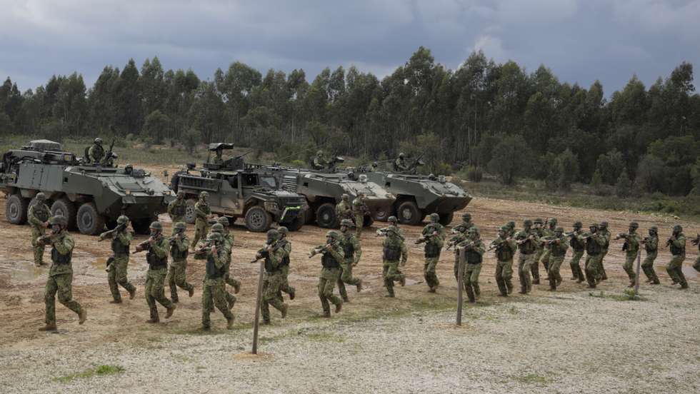 Militares participam na demonstração tática da Companhia do Exército que será projetada para a Roménia, no âmbito da NATO, no Campo Militar de Santa Margarida, em Constância, 22 de março de 2022. PAULO CUNHA/LUSA