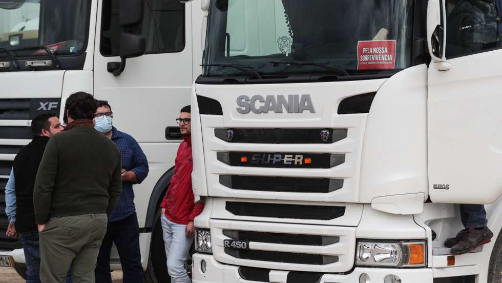 Várias dezenas de camionistas participaram numa concentração contra o aumento do preços dos combustíveis no Parque TIR do Carregado, 14 de março de 2022. TIAGO PETINGA/LUSA