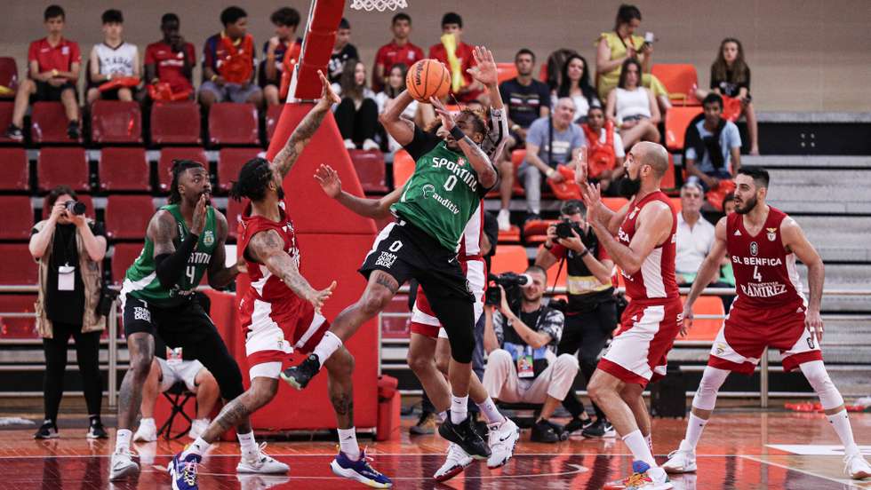 O jogador do Sporting, Travante Williams, disputa a bola com o jogador do Benfica, Ben Romdhane, durante a final da Taça de Portugal de Basquetebol, disputado no Pavilhão Desportivo de Albufeira, 08 de maio de 2022. LUÍS FORRA/LUSA