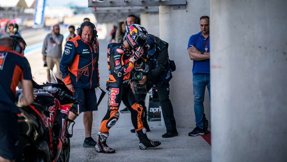 Miguel Oliveira prepara-se para deixar as boxes da KTM após vários anos de ligação do Moto3 até ao MotoGP