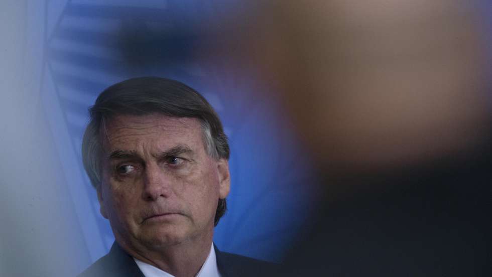 epa09927302 The President of Brazil, Jair Bolsonaro, participates in the ceremony of New Deliveries of the Income and Opportunity Program at  the Palacio do Planalto, in Brasilia, Brazil, 04 May 2022.  EPA/Joedson Alves