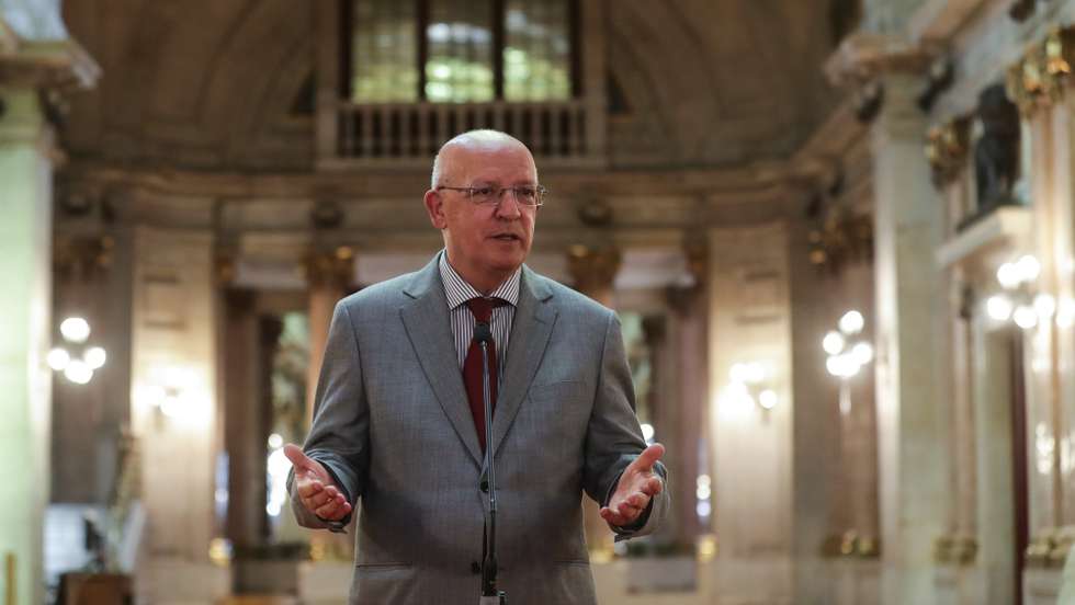 O Presidente da Assembleia da República, Augusto Santos Silva, fala à imprensa após a reunião por videoconferência com o presidente do parlamento ucraniano, Ruslan Stefanchuk, na Assembleia em Lisboa, 18 de maio de 2022. TIAGO PETINGA/LUSA