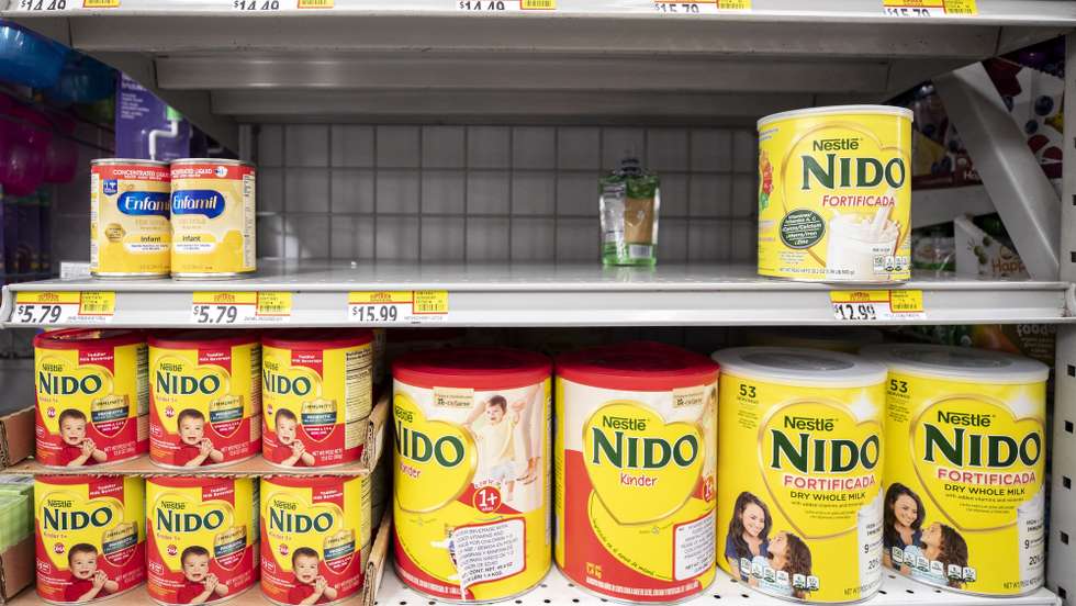 epa09959388 Only two baby formula are left on the empty shelve of a supermarket in East Los Angeles, California, USA, 19 May 2022. The US President on 18 May invoked the Defense Production Act for baby formula to face a shortage crisis in the country.  EPA/ETIENNE LAURENT