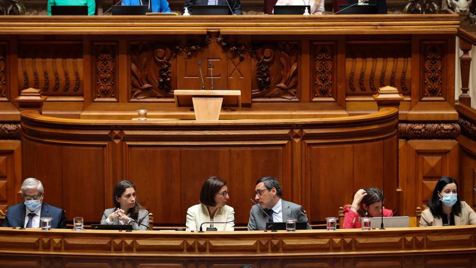 A ministra Adjunta e dos Assuntos Parlamentares, Ana Catarina Mendes (3E), conversa com o  secretário de Estado dos Assuntos Fiscais, António Mendonça Mendes (3D), durante a sessão plenária de debate na especialidade do Orçamento de Estado 2022, na  Assembleia da República, em Lisboa, 23 maio 2022.      MANUEL DE ALMEIDA / LUSA