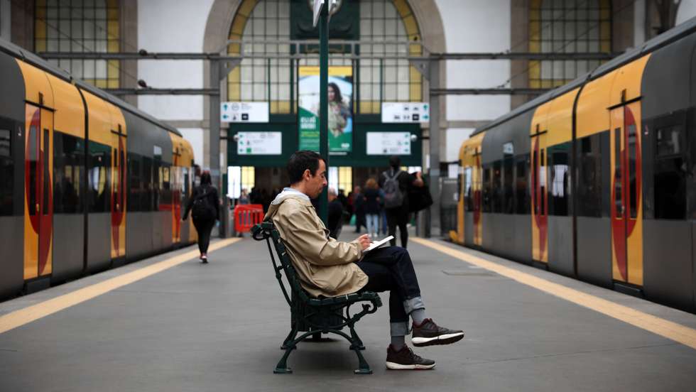 Estação de S. Bento no Porto, 16 de maio 2022. Os trabalhadores da CP – Comboios de Portugal fazem hoje uma greve de 24 horas, para reivindicar aumentos salariais de 90 euros para todos os trabalhadores. ESTELA SILVA/LUSA