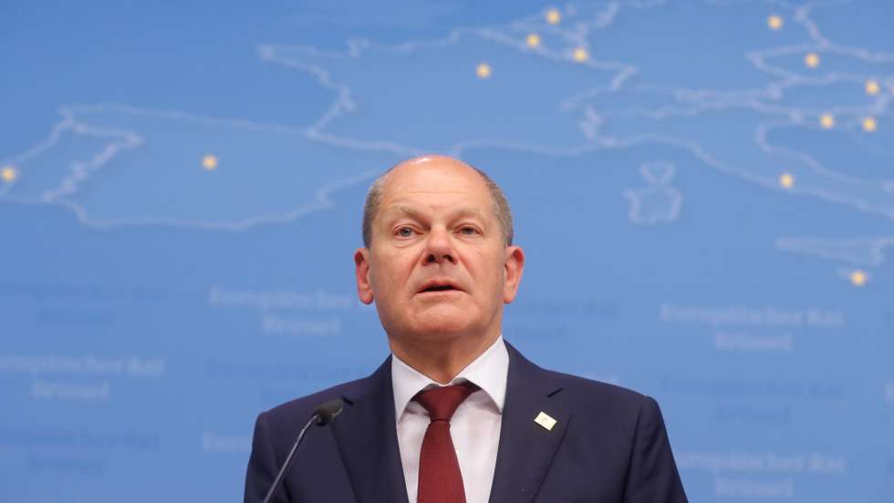 epa09987917 German Chancellor Olaf Scholz gives a press conference during a doorstep at the end of the second day of a Special European Summit on Ukraine at the European Council, in Brussels, Belgium, 31 May 2022.  EPA/STEPHANIE LECOCQ