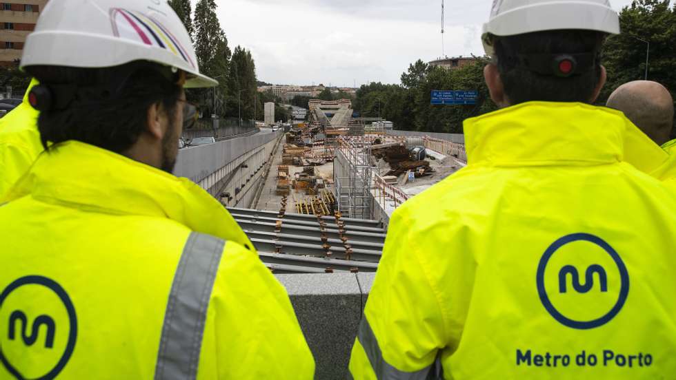 Obras de construção das novas linhas do Metro em Vila Nova de Gaia, 30 de maio de 2022. A linha Rubi será uma nova linha do Metro do Porto entre Santo Ovídio (Vila Nova de Gaia) e Casa da Música (Porto), com passagem na estação ferroviária das Devesas, em Gaia, e incluindo uma nova ponte sobre o rio Douro, entre as zonas do Candal (Gaia) e do Campo Alegre (Porto). JOSÉ COELHO/LUSA