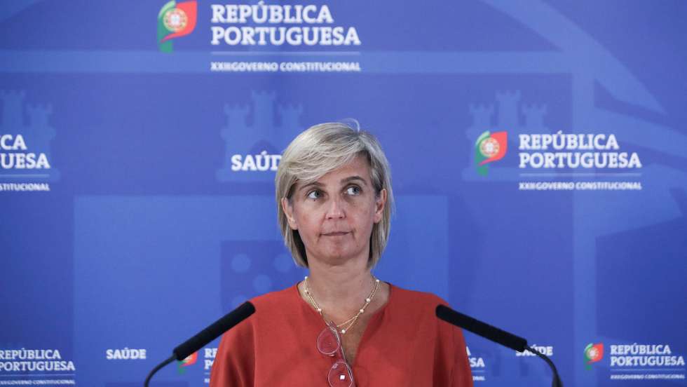 A ministra da Saúde, Marta Temido, fala aos jornalistas durante uma conferência de imprensa sobre os problemas no Serviço Nacional de Saúde (SNS), em Lisboa, 15 de junho de 2022. A ministra da Saúde anunciou hoje uma comissão para acompanhar a resposta das urgências de ginecologia e obstetrícia e bloco de partos dos hospitais, integrando coordenadores regionais e um nacional. ANTÓNIO COTRIM/LUSA