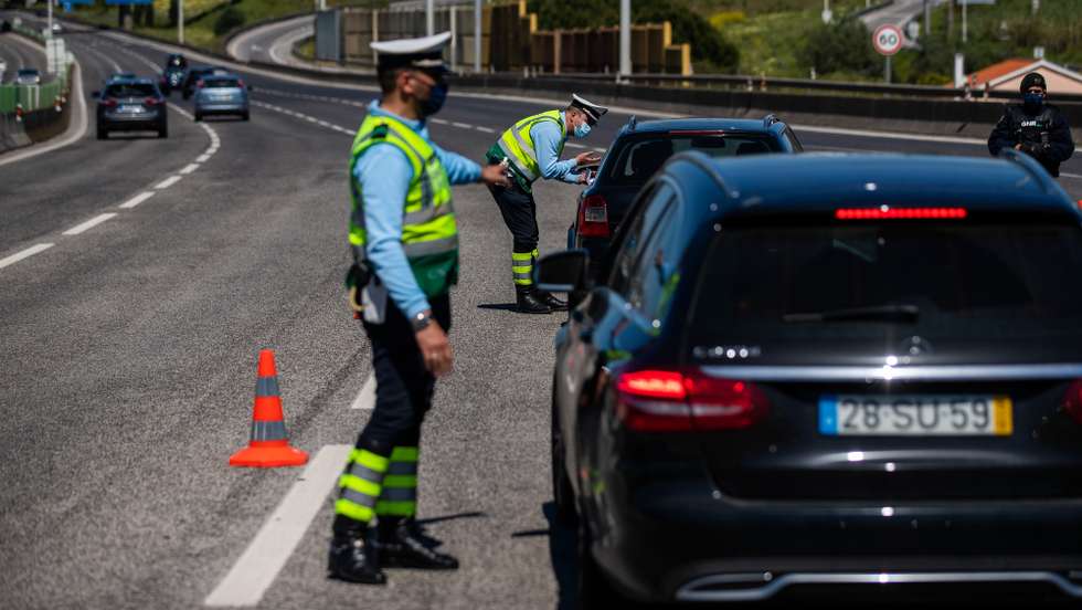 Operações de fiscalização rodoviária da Guarda Nacional Republicana (GNR) e da Polícia de Segurança Pública (PSP), que estão a decorrer neste período da Páscoa, na Autoestrada 1, sentido sul/norte,  junto às portagens de Alverca, 14 de abril de 2022. JOSÉ SENA GOULÃO/LUSA