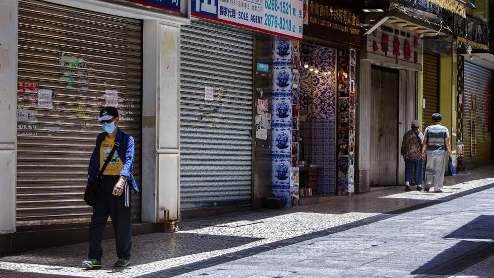 Devido a um novo surto de covid-19, que conta já com cerca de 150 casos confirmados até ao momento, Macau volta a parar, com a grande maioria da população em casa, escolas e função pública fechada, China, 24 de junho 2022. Comércio, muito já encerrado definitivamente e outro volta a fechar portas, e segunda ronda de testes em massa decorrem até hoje à meia-noite. CARMO CORREIA/LUSA