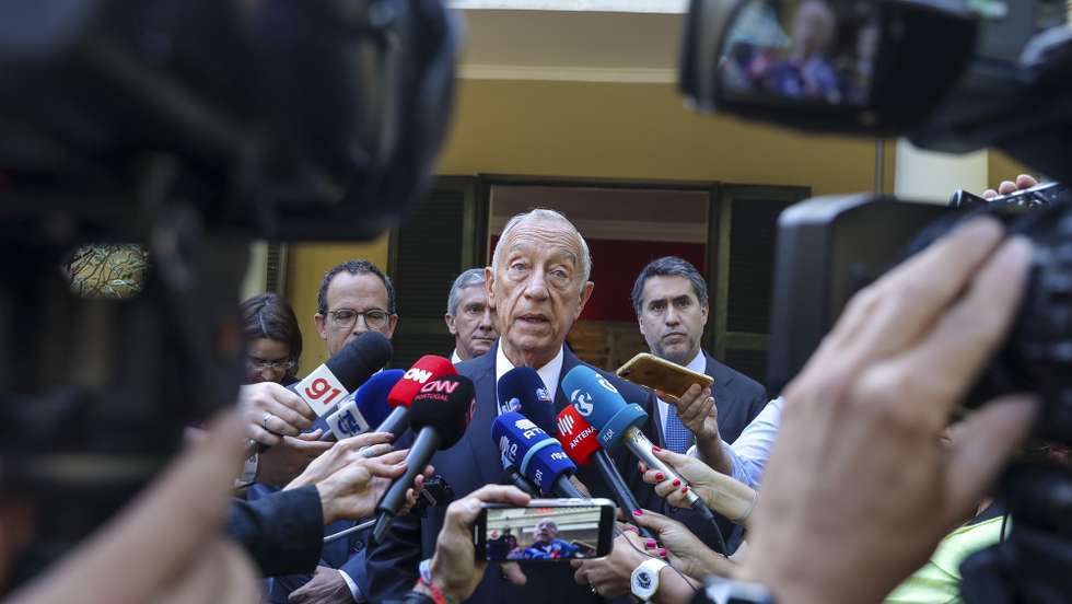 O Presidente da República de Portugal, Marcelo Rebelo de Sousa, fala aos jornalistas no final do encontro com o antigo presidente da República Federativa do Brasil e candidato às eleições presidenciais de outubro, Lula da Silva, no âmbito da deslocação ao Brasil, onde está a realizar uma visita oficial, na residência oficial do Cônsul-Geral de São Paulo, Brasil, 3 de julho de 2022. PAULO NOVAIS/LUSA