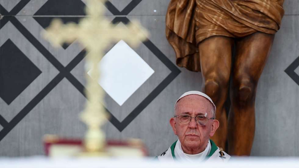 epaselect epa06197321 Pope Francis officiates a Mass at in the port area of Contecar, Cartagena, Colombia, 10 September 2017. The Pontiff is on an official five-day papal visit to Colombia that runs under the theme 'Demos el primer paso' (Let's take the first step). On the day, Pope Francis sustained minor injuries after hitting his head against the popemobile while traveling in Cartagena.  EPA/ALESSANDRO DI MEO