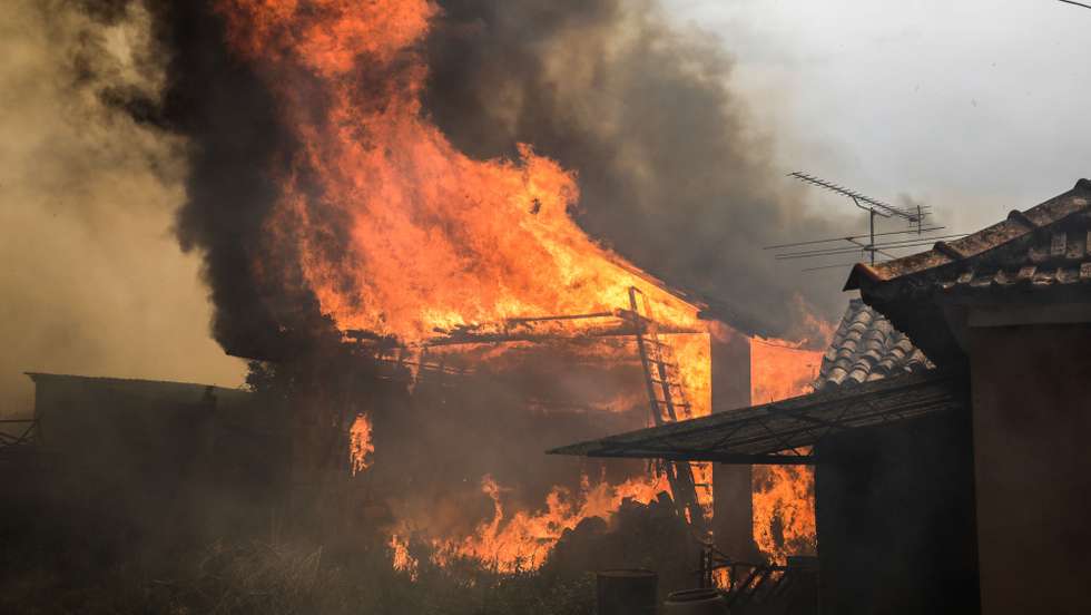Um palheiro arde junto da casa num incêndio que lavra na freguesia da Boa Vista, Leiria, 12 de julho de 2022. O incêndio que deflagrou hoje na freguesia da Caranguejeira, no concelho de Leiria, obrigou ao corte da autoestrada 1 em ambos os sentidos. PAULO CUNHA/LUSA