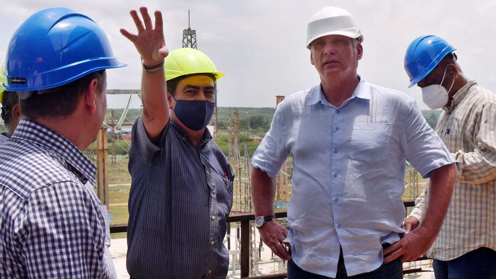 epa10019330 A handout photo made available by the Presidency of Cuba shows the Cuban President Miguel Diaz-Canel (2-R), during a visit to a thermoelectric plant in Santiago de Cuba, Cuba, 17 June 2022. Diaz-Canel, said that a partial reduction of energy generation has caused grave and prolonged blackouts in the last days. The maximum deficit estimated by JOINS was 19 percent on 16 June, 20 percent on 15 June, and 23 percent on 14 June, although it recognised that in these three cases the actual stopage was greater.  EPA/Presidency of Cuba HANDOUT ONLY AVAILABLE TO ILLUSTRATE THE NEWS THAT IT ACCOMPANIES/MANDATORY CREDIT HANDOUT EDITORIAL USE ONLY/NO SALES