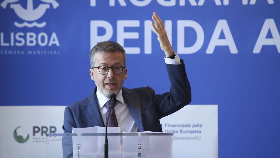 O presidente da Câmara Municipal de Lisboa, Carlos Moedas, intervém durante a cerimónia de entrega de 128 chaves de Habitação em Renda Acessível que decorreu em Lisboa, 25 de julho de 2022. ANTÓNIO COTRIM/LUSA