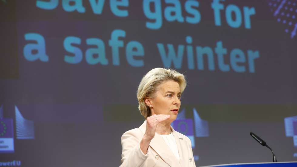 epa10081678 European Commission President Ursula von der Leyen attends a press conference on the 'Save gas for safe winter' pacakge at the European Commission in Brussels, Belgium, 20 July 2022.  EPA/STEPHANIE LECOCQ