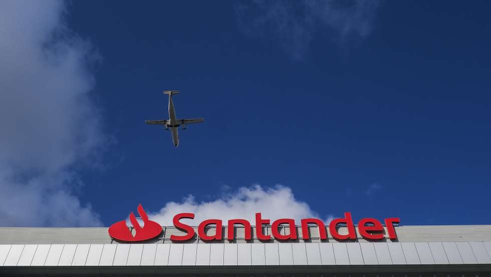 Logótipo da sede do Banco Santander Totta, em Lisboa, 14 de fevereiro de 2022. MÁRIO CRUZ/LUSA
